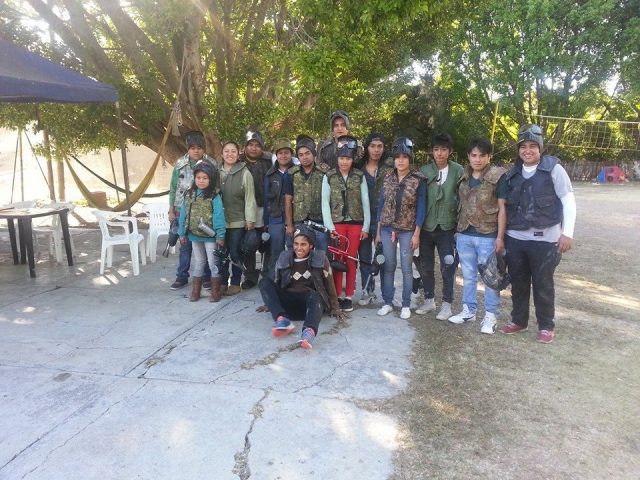 Amigos jugando al paintball